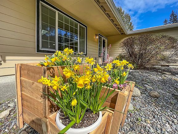 Front entrance with covered walkway >