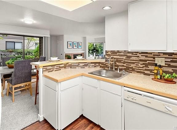 3rd image of 1286 Bellevue Way NE APT 5