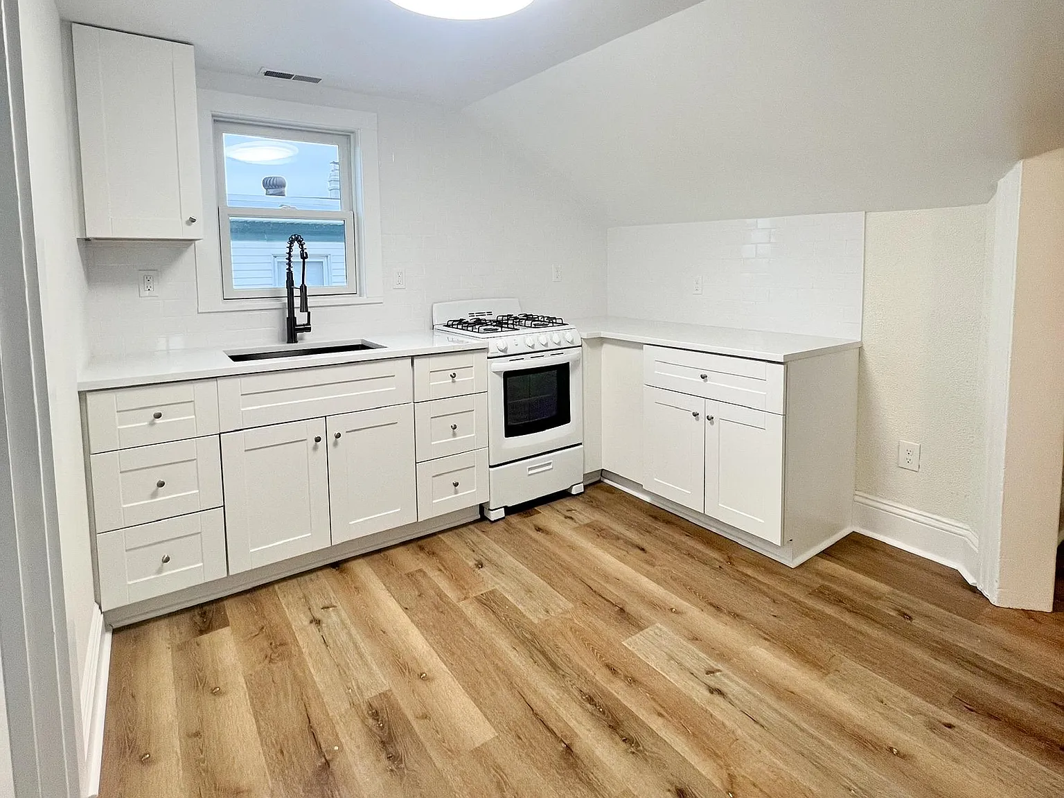 1 bed, 1000 sqft, $1,850 — Photo 2