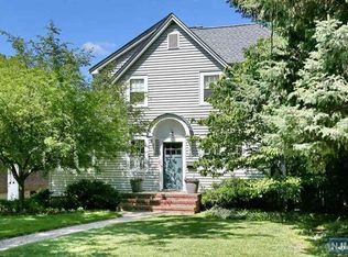 827 Bogert Rd, River Edge, NJ 07661