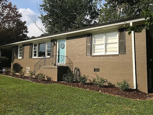 633 Green Acres Rd SE