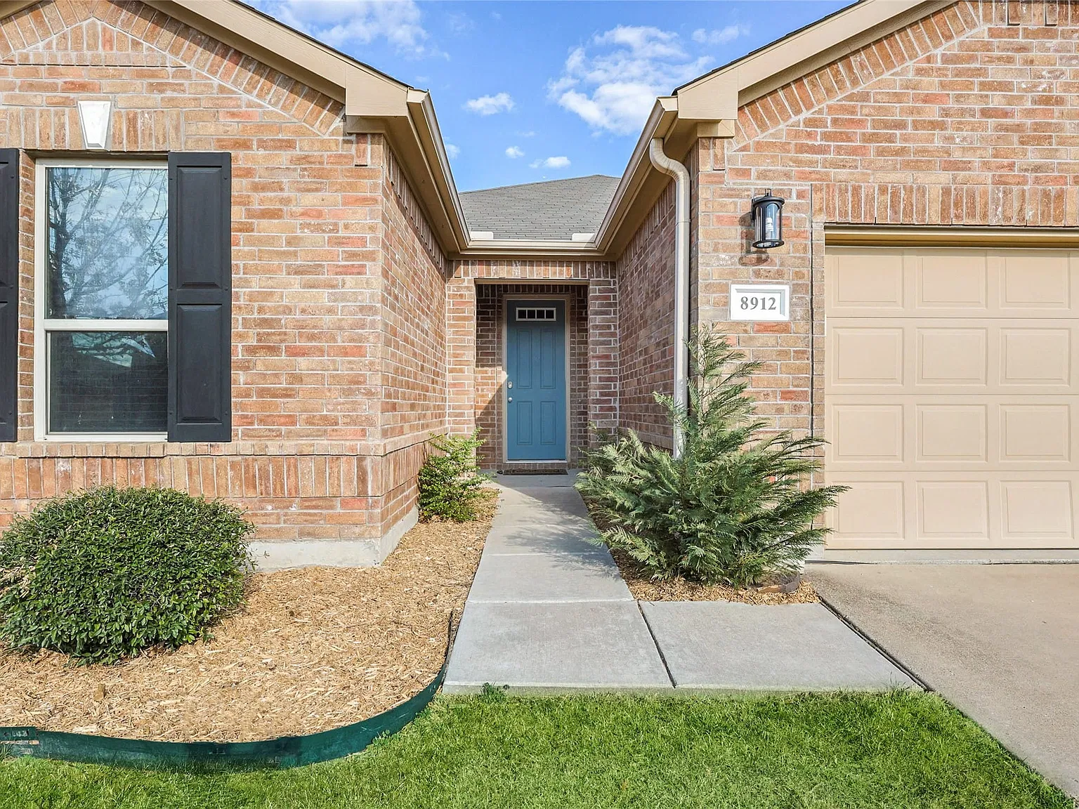 3 bed, 2.0 bath, 1904 sqft, $2,425 — Photo 3