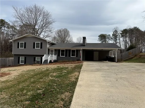 162 Lakeside Dr, Walnut Cove, NC 27052