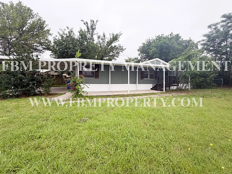 402 E College Ave — Photo 2