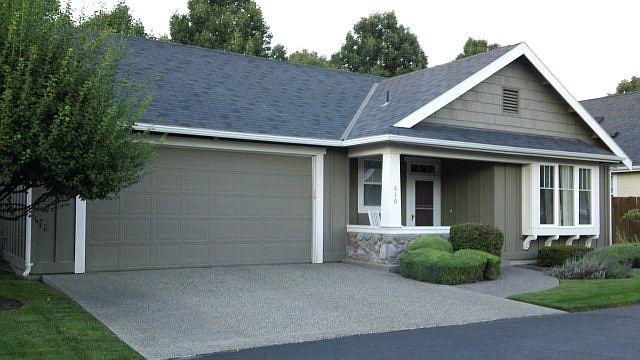 1st image of 810 SE Parkside Pl