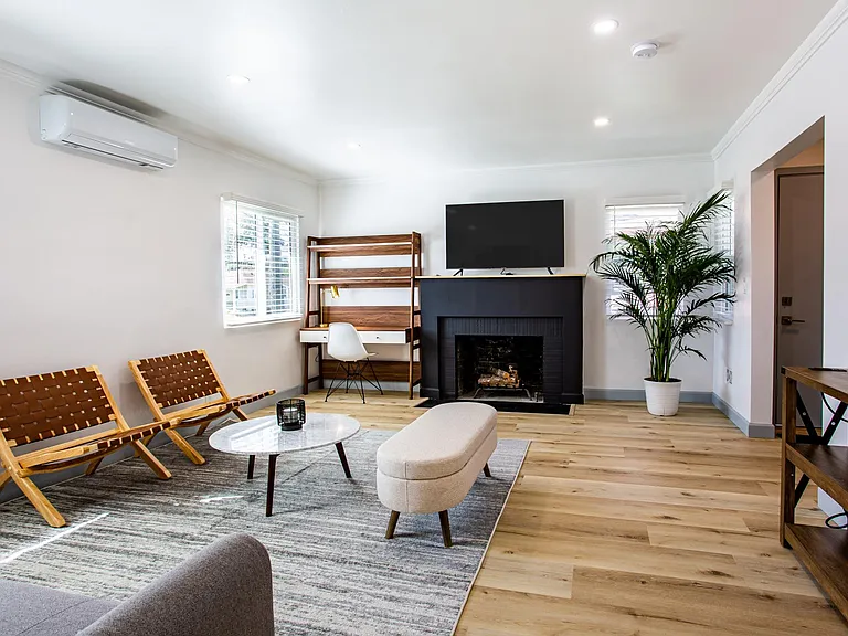 2617 W Norwood Pl — Photo 5