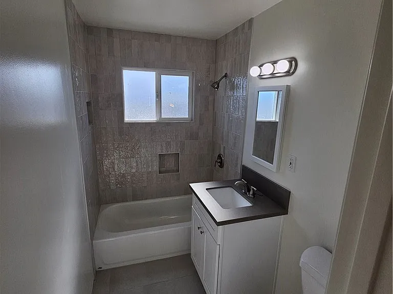554 E Hurst St #2 — Photo 2