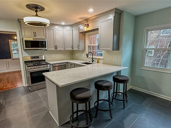 5th image of 426 Dorchester Rd