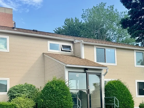 42 Saint Kolbe Dr APT D, Holyoke, MA 01040