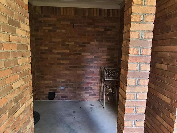 5th image of 605 Clarendon Pl