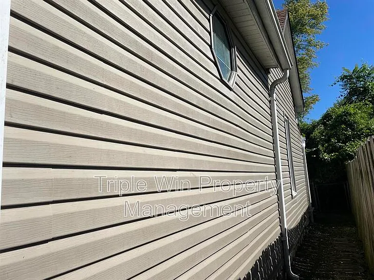 4831 Oldenburg Ave — Photo 4