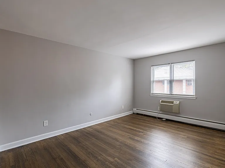 Hamilton Apartments — Photo 16