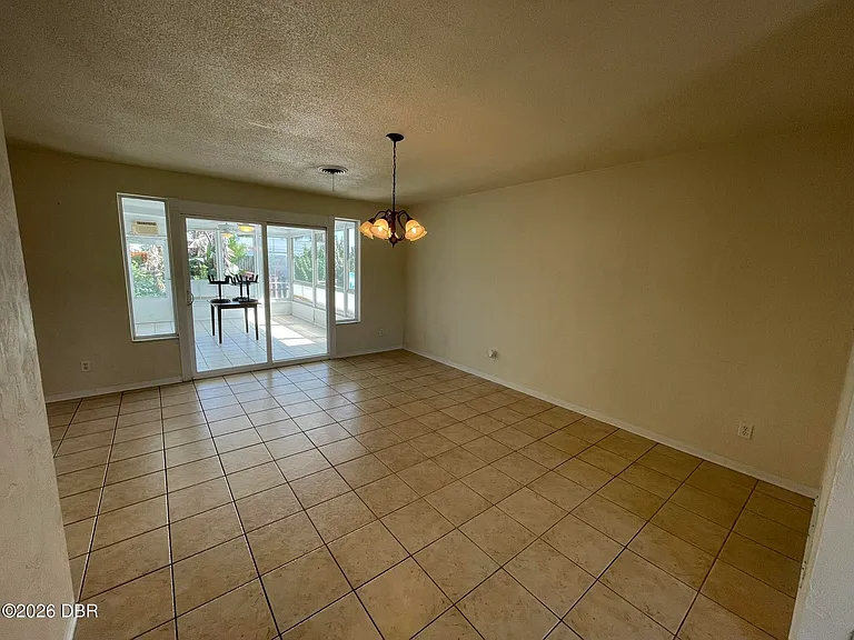 135 Kent Dr — Photo 2