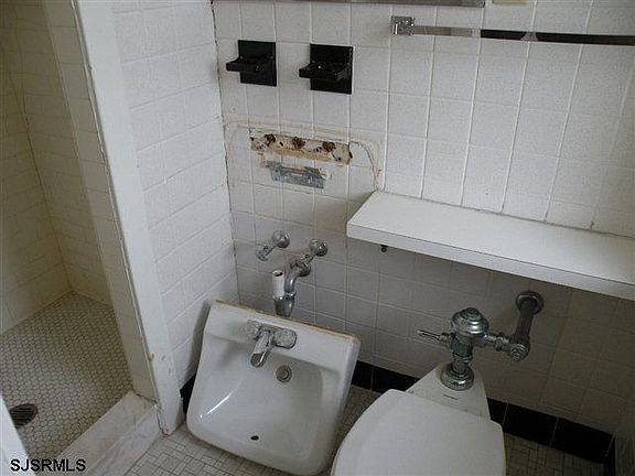 5th image of 805 E 8th St #315