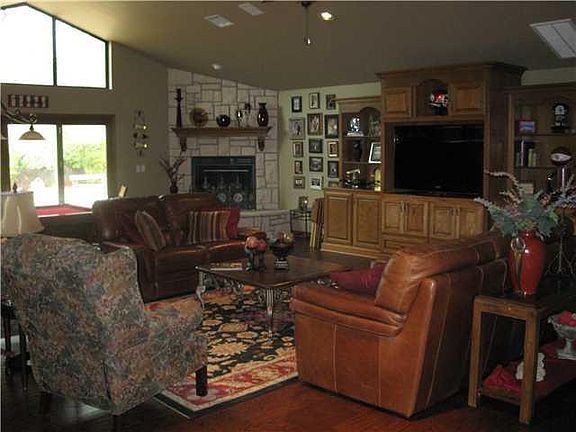 2nd image of 2213 Alderham St