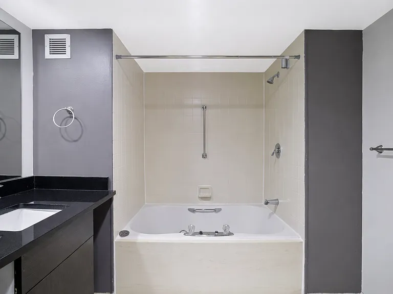 St. Regis House Apartments — Photo 7