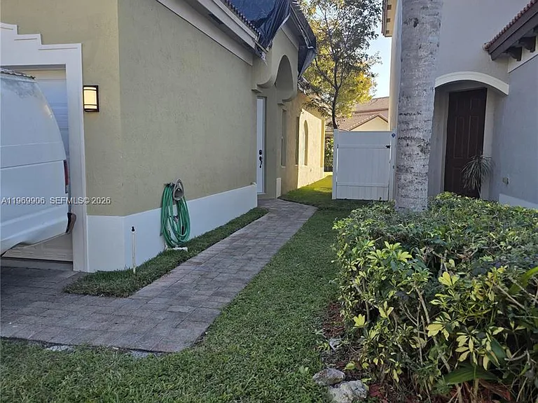 3930 NE 12th Dr — Photo 6