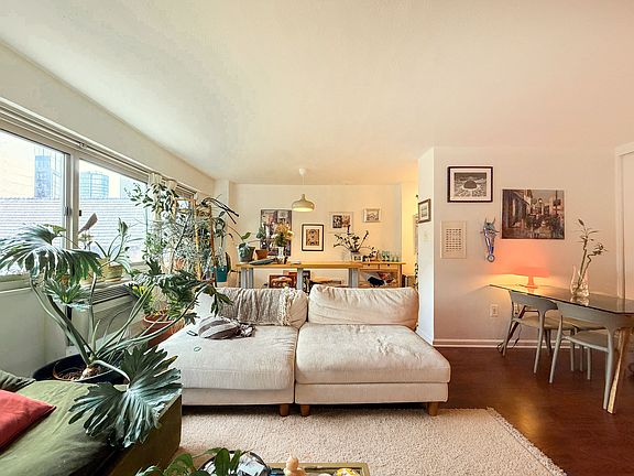 4th image of 2101 Chestnut St APT 417