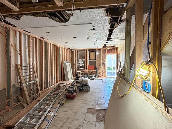 3rd image of 405 Diamond St