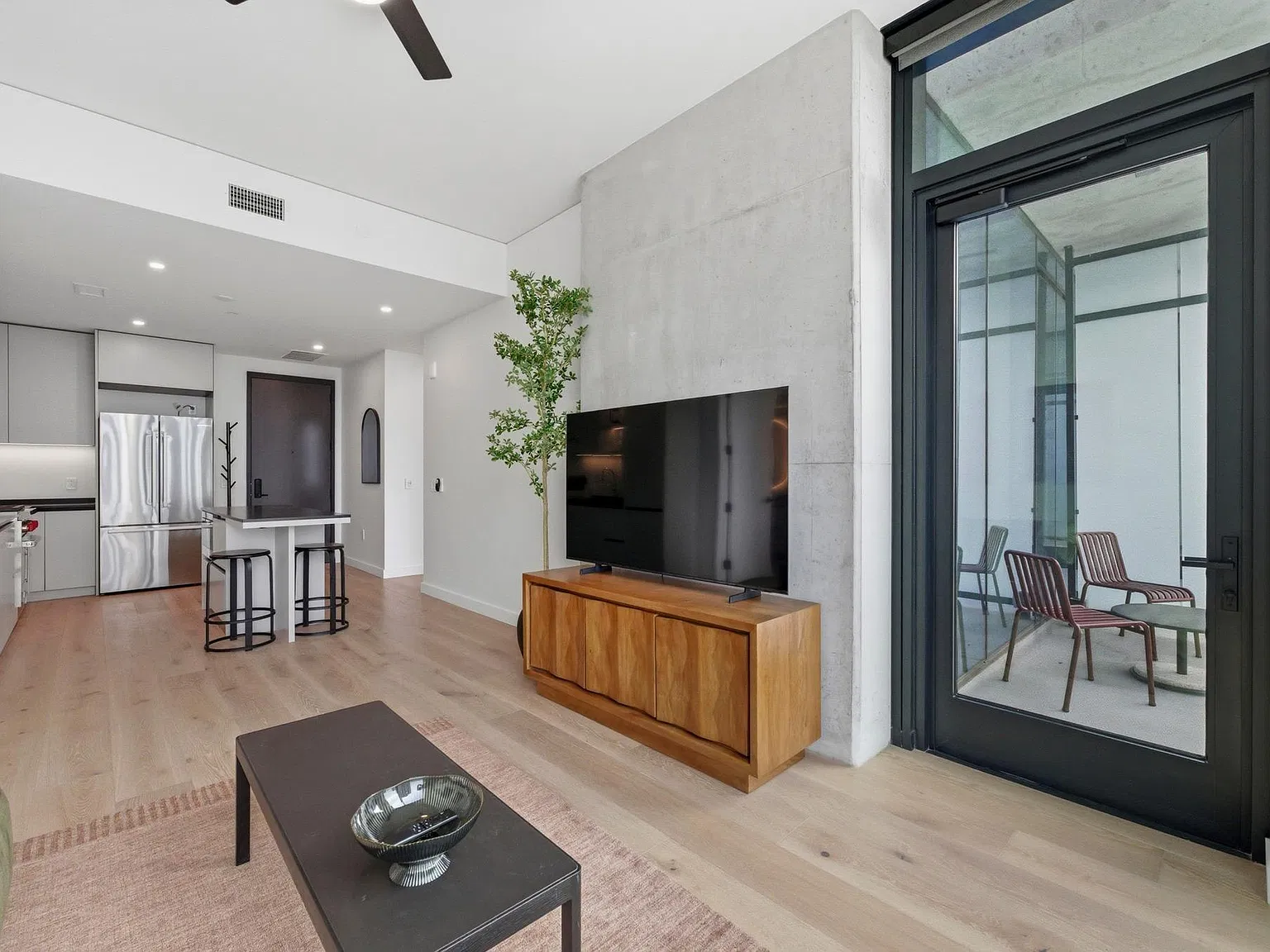 2 bed, 2.0 bath, 978 sqft, $5,900 — Photo 3