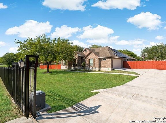 4th image of 2402 Mountain Laurel Ln