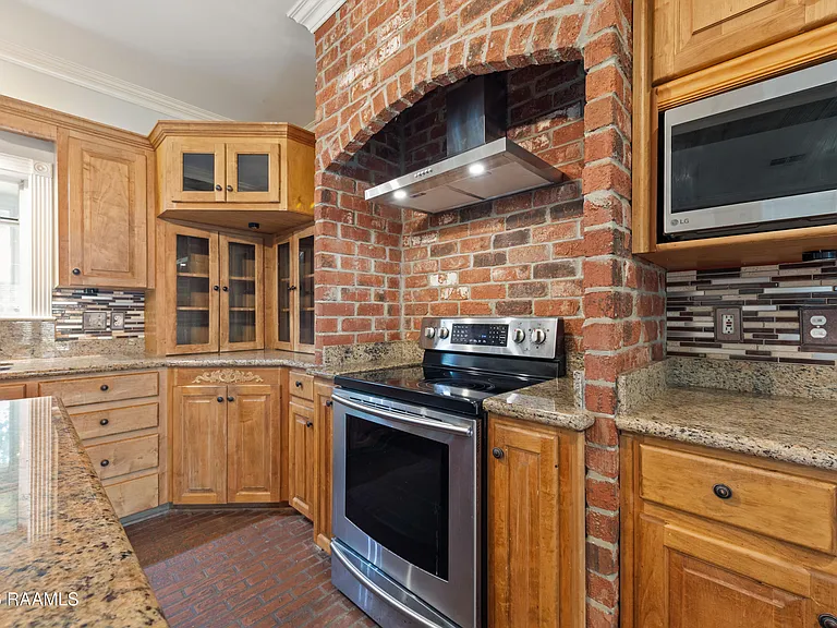 300 Oak Hollow Dr — Photo 16