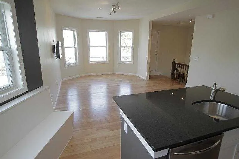 4 bed, $5,100 — Photo 2