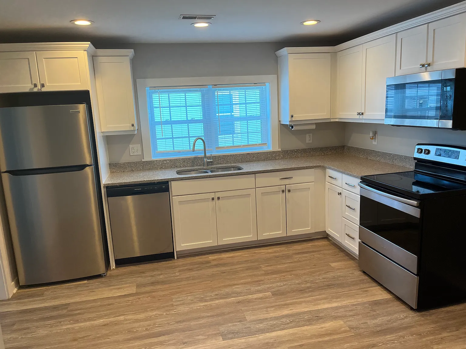 3 bed, 1200 sqft, $2,700 — Photo 3