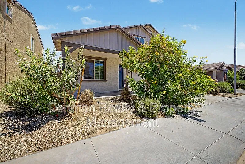 4 bed, 3.0 bath, 2474 sqft, $2,295 — Photo 3