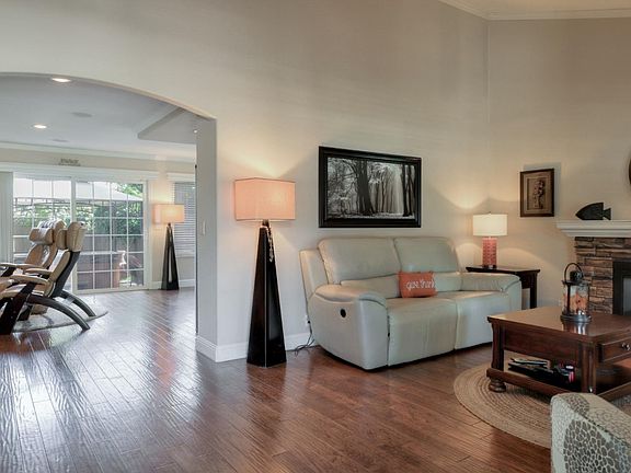 4th image of 7440 Wren Ave