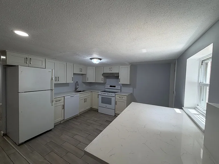 31 Chelsea St #3 — Photo 2
