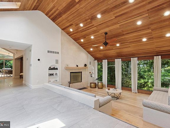 3rd image of 1220 Valley Rd