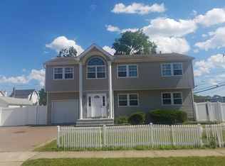 2A Winchester Dr, Lindenhurst, NY 11757