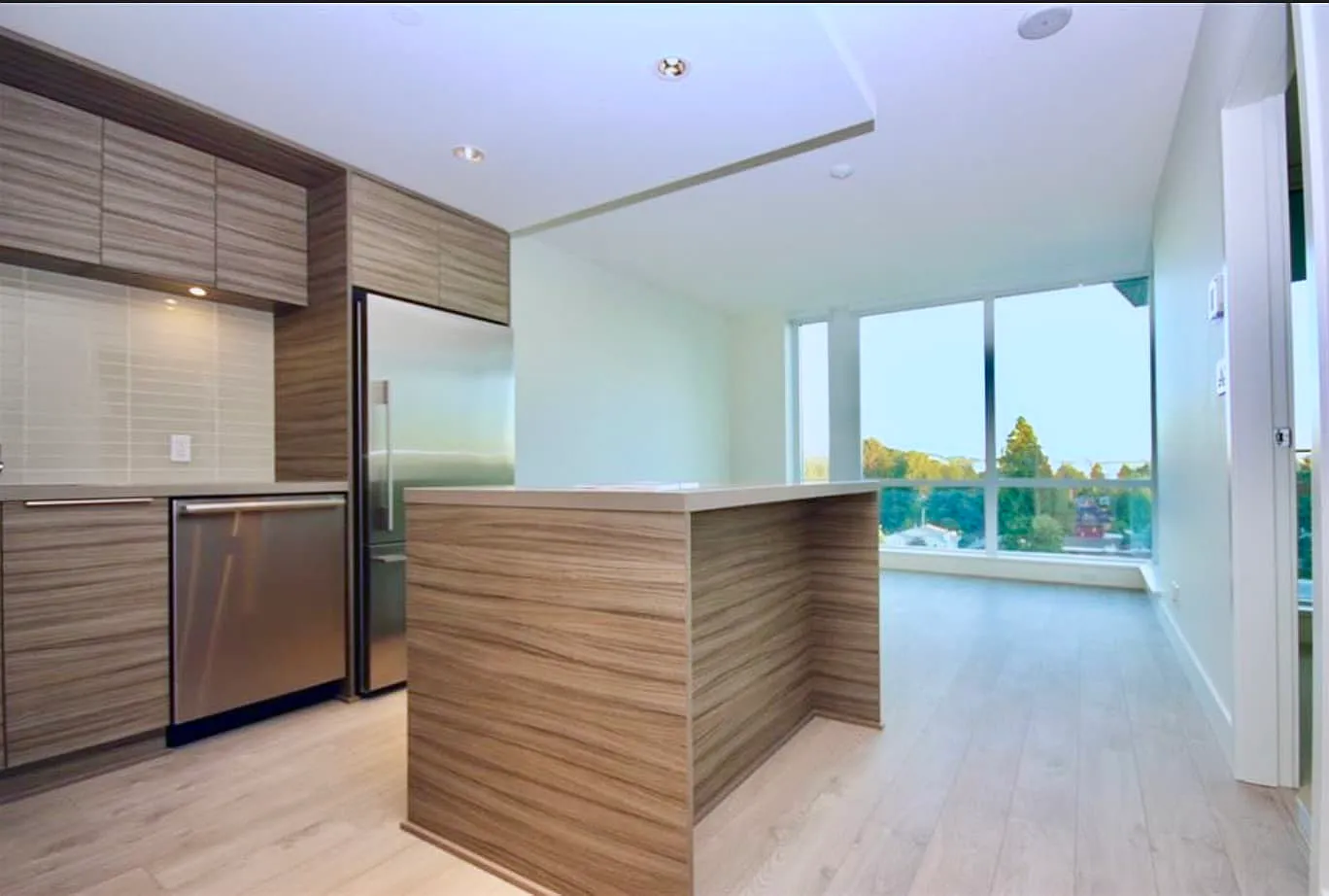 Gorgeous 1 Bedroom and Den in North Vancouver — Photo 2