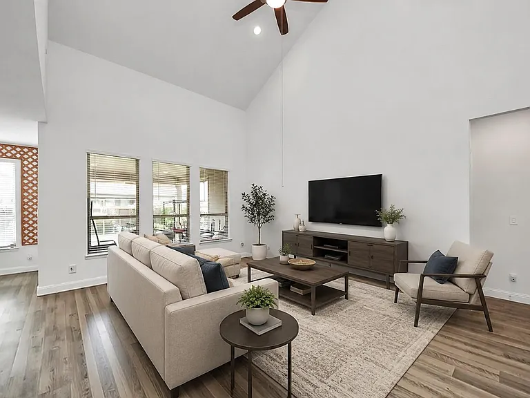 606 Round Lake Dr — Photo 4