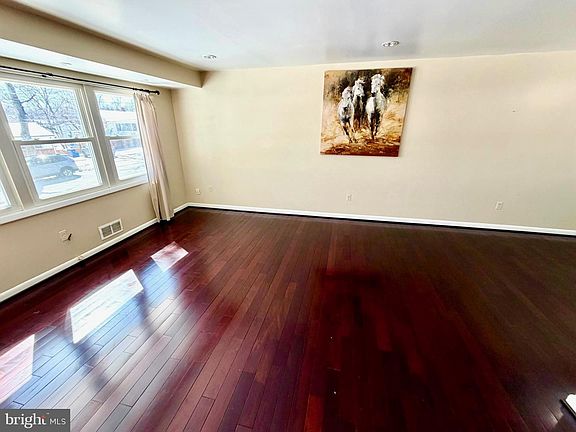 4th image of 905 Playford Ln