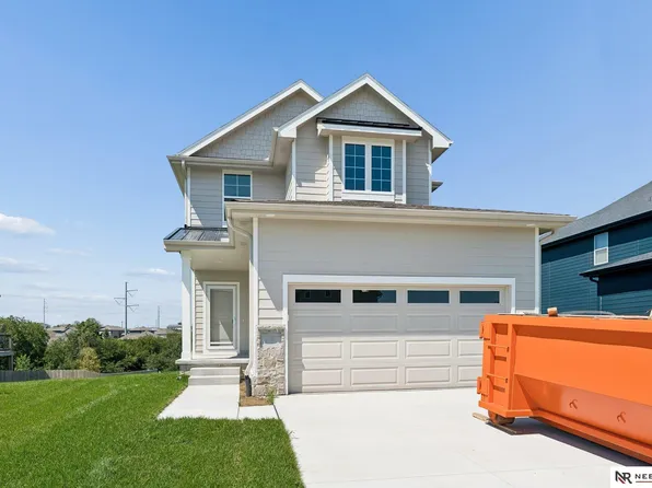 11114 Portage Dr, Papillion, NE 68046