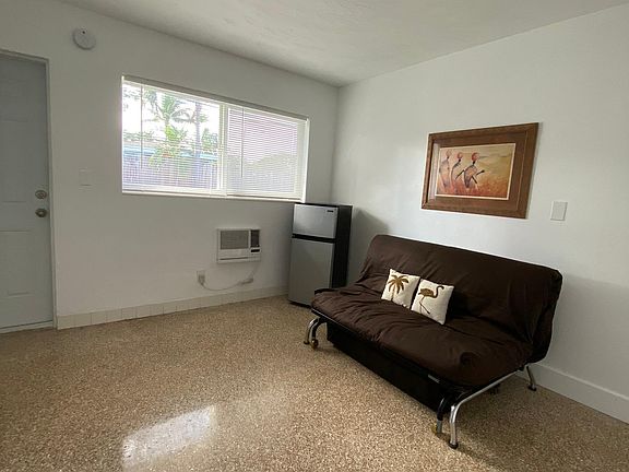 View of the main entrance and the main window (hurricane impact).