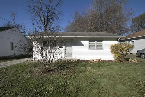 927 S Weaver Ave Photo 1