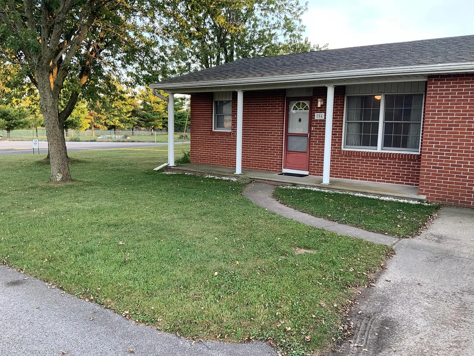 204 Karen St — Photo 4