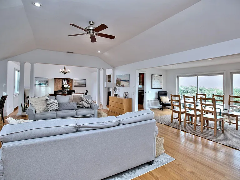 19 Bluewater Hl — Photo 2