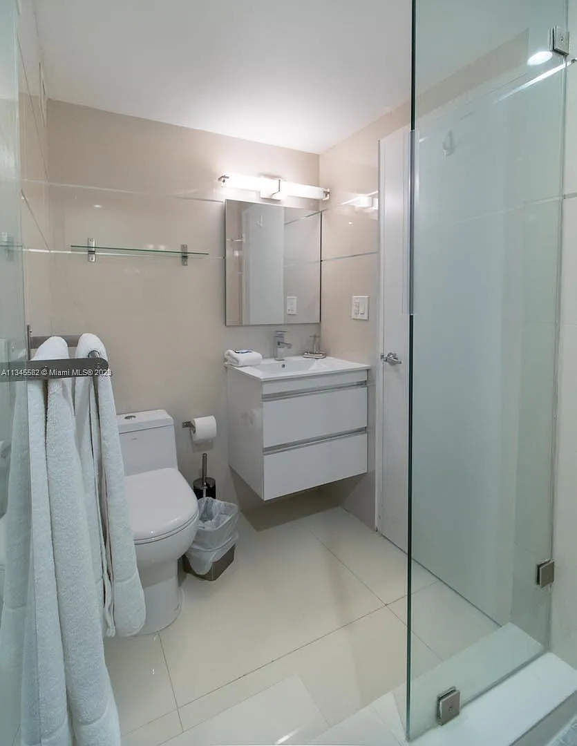 2 bed, 2.5 bath, 930 sqft, $5,500 — Photo 4