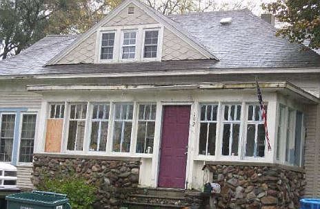 2nd image of 192 Roosevelt St