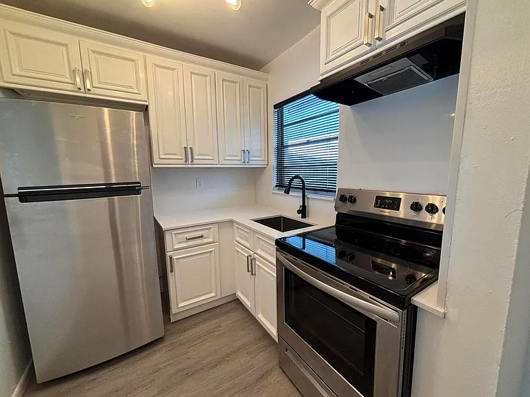 1112 Lake Ter #207 — Photo 4
