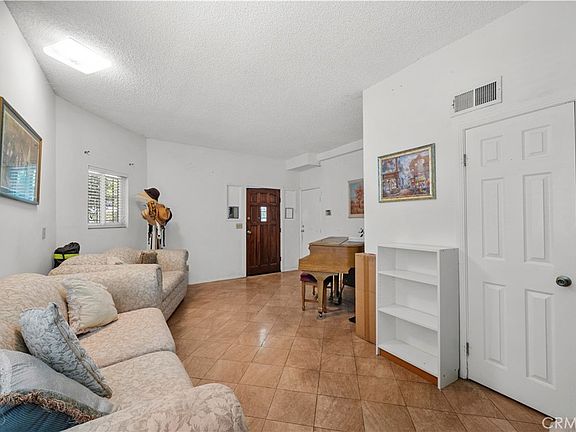 4th image of 3702 Division St