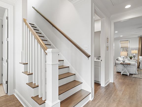 4th image of 185 Chapman St