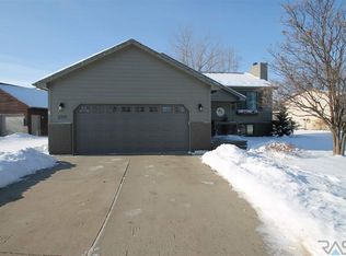 2701 S Sandstone Cir, Sioux Falls, SD 57103