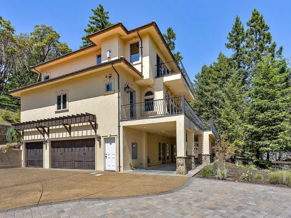 270 Wells Fargo Dr, Jacksonville, OR 97530