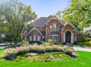 513 Ridgemoor Dr, Willowbrook, IL 60527