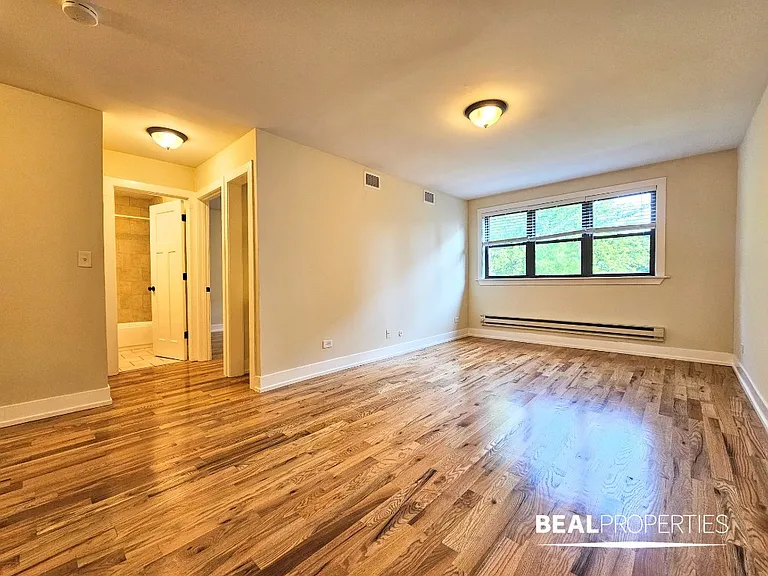 555 W Arlington Pl — Photo 2